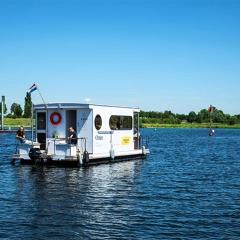 Attractive houseboat in Kinrooi with terrace