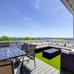 Luxury four-story Home with Rooftop views, 10min to Downtown! Sleeps 12!