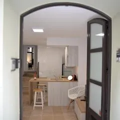 Casa con Encanto en el Centro de Peralada: 6 Personas, WiFi, SMART TV, A/C - ES-228-172