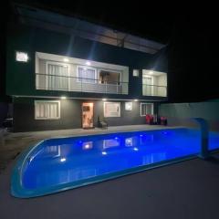 Triplex com piscina em caioba