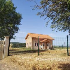 Chalet avec un grand jardin clos.