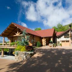 LUXURIOUS TN Mtn Lodge- Sleeps 22+, Hiking & Lake