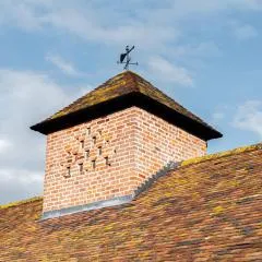 Pigeon House - Unique Barn with private garden, hot tub and wood burner