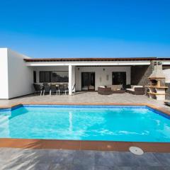 Casa Marlay Spacious, heated Pool, BBQ & Fast Wi-Fi only 15 minutes walk to town