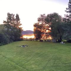 Lake side escape (log home)