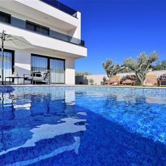 Villa Lela - Heated Pool, Sauna, BBQ, Activities