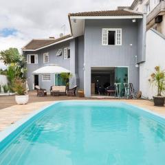 Linda casa, ampla, com piscina, muito confortável.