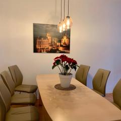 Große Ferienwohnung Nähe Stadtpark, 4 Schlafzimmer, gemütliches Wohnzimmer, Terrasse, Parkplatz