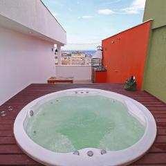 Cobertura Moderna de 3 quartos com jacuzzi e BBQ