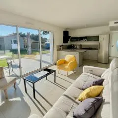 Maison familiale récente avec jardin, plage et commerces à pied, 6 couchages, WIFI, parking privatif - FR-1-231-297