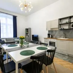 WAWELOVE spacious 3 bedroom apt 1 min to Main Sq!
