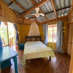 Lindo quarto na casa de bambu no litoral de Serra Grande