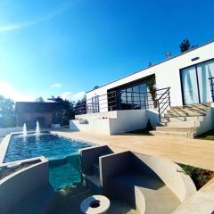 Hermosa Villa con piscina