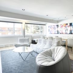 Fasching Haus Unit 7, Luxury Condo with Designer Decor, Ideal Location, Common Pool & Hot Tub
