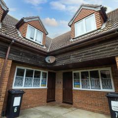 Seaside Cottage In Beautiful Hemsby, Norfolk By The Beach Ref 99007j