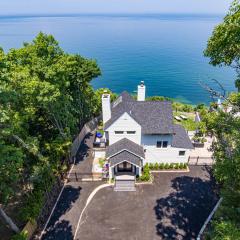 Coastal Retreat: Waterfront, Deck, Awesome Views