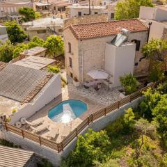 Antama Living, Luxe Stonehouse with Pool & BBQ