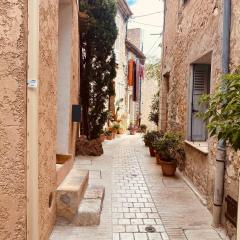 Two bedroom townhouse in the heart of the old village of Mougins with its Michelin star restaurants. - 2140