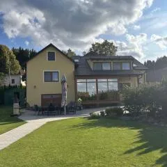 Vila v Brdech s bazénem, infra saunou a vybavením