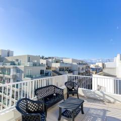 Sunny 2BR Penthouse with Spacious Rooftop Terrace by 360 Estates