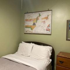 Private room with full size bed in Lakeview - 3c