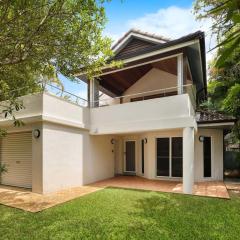 Clarkes Beach Villa - steps to beach & Byron town