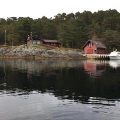 Flott hytte med panoramautsikt og privat strand