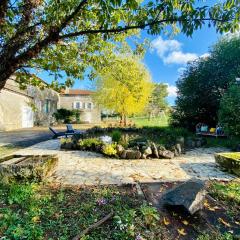 Superbe manoir du XVIIe siècle surplombant le fleuve de la Charente