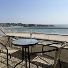 509 - Grand studio à Erquy au dernier étage, en bordure de la plage du centre, face au port de pêche