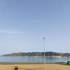 515 - Appartement avec balcon vue mer, à Erquy en bordure de la plage du centre, face au port de pêche