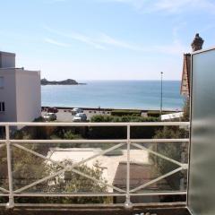 521 - Bel appartement avec balcon vue mer à Erquy en bordure de la plage du centre et à 300m des commerces