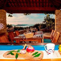 Freistehendes Ferienhaus in Zlarin mit Sonniger Terrasse und Panoramablick