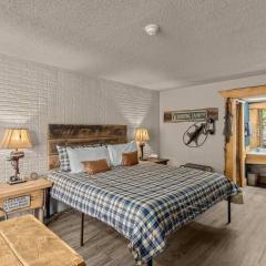 Stonegate Lodge King Bed, 2mi to Historic DTWN Salt Water Pool Room #206