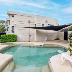 Paradiso, 4,4 Laman St - Unit with aircon, wi-fi, pool and in the heart of town, water views