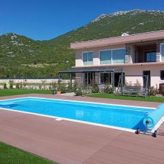Villa Nebo 9&1 'heated pool' jacuzzi' tenis court' huge garden