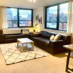 Large Stylish 3 bedroom City centre Apartment Free secure Parking