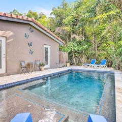 Heated pool, parking, 5 min walk to food and fun!