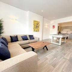 Stylish 4 Bedroom Apartment with Parking