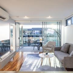 2BR Central South Brisbane Living w pool carpark