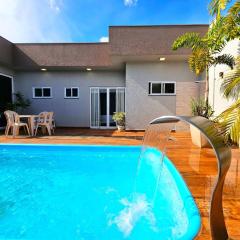 Casa 2 suítes e 2 quartos, piscina e churrasqueira