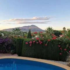 Cosy Villa with Private Pool and Mountain View
