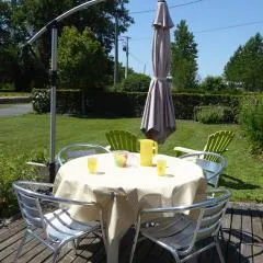 Gîte Champêtre avec Piscine Chauffée, Cheminée, et Terrasse en Plein Sud - FR-1-410-131