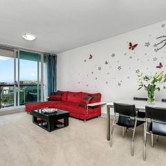 CBD Chinese Gardens Views, Modern 2BR Apt SX339