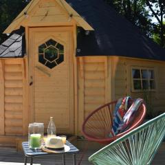 Cabane dans un jardin arboré