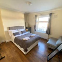 2 Bedroom Apartment 2 Min Walk to Station - longer stays available