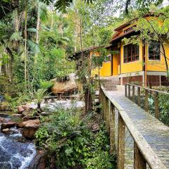 Charming Rainforest Cottage near Beach with Creek