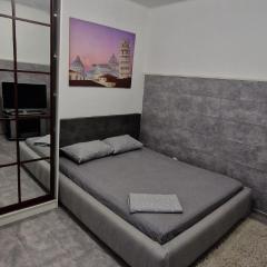 Біля Оперного театру