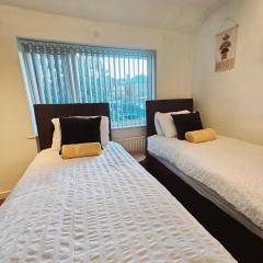 B43 Cosy Home - Contractor-Family Stays Near Bhm City-Off Road Parking Free Wi-fi