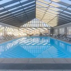 Beautiful flat with swimming pool tennis court and private car parking 09