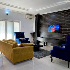 Comfortable 2BDR Apt - 24hrs Air Conditioning, Pool, Free Wi-Fi & 5 Mins DRV to Airport